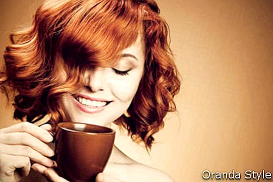 Vöröshajú nő kávét iszik