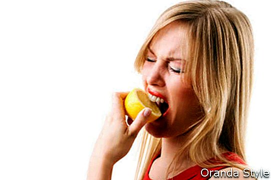 Nő, miután egy darabka egy citrom, hogy fintor