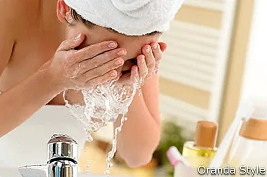 wanita mencuci wajah