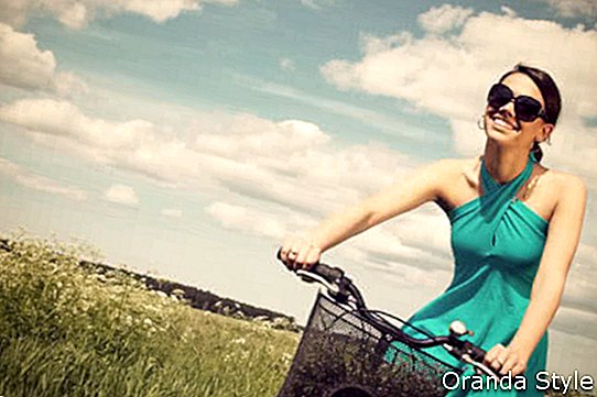 schönes Mädchen Fahrradfahren auf einer Rasenfläche
