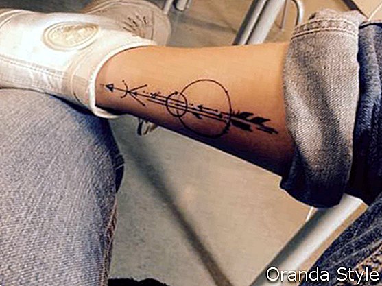 Pfeil Tattoo auf ihrem Bein