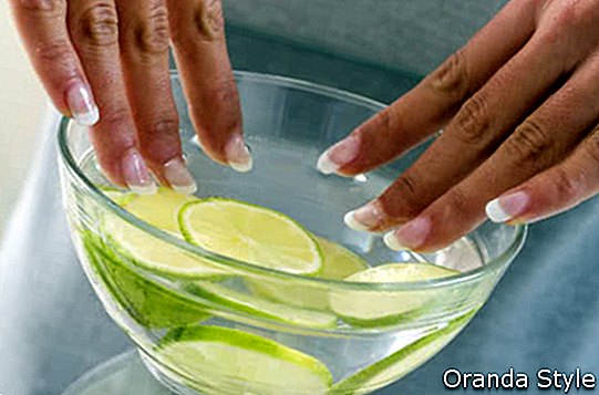 hænder spa-behandling med kalk