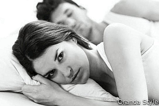 traurige Frau im Bett mit Mann