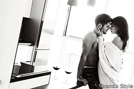 Sexy sinnliche junge Paare, die auf der Küche stehen und umarmen