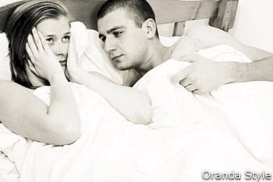 Junge Paare, die im Bett hat sexuelle Störung liegen