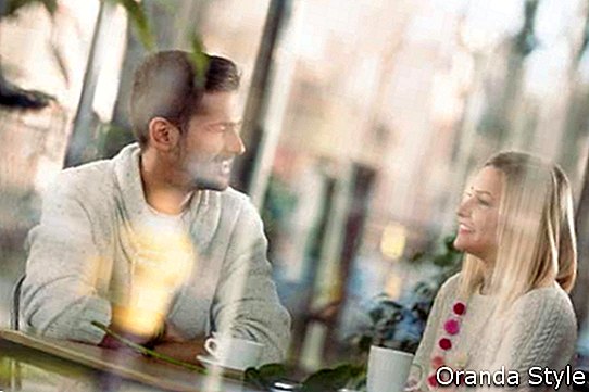 Fröhlich junges Paar an einem romantischen Tag in einem Café