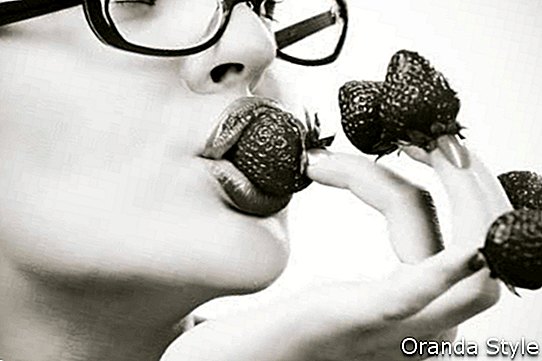 Gläser und Erdbeeren