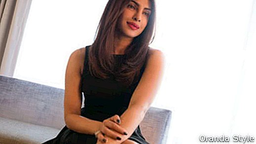 A bollywoodi csillag Priyanka Chopra egy szállodai szobában pózol, miközben filmjét hirdeti,