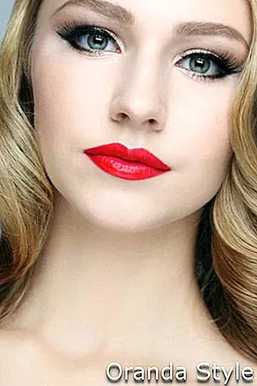 schöne blonde Frau mit rotem Lippenstift