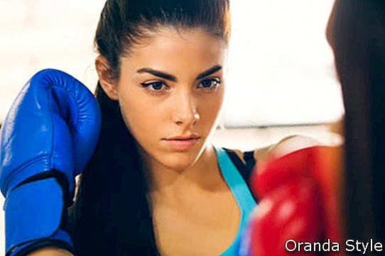 Атрактивен женски боксьор на тренировка 2