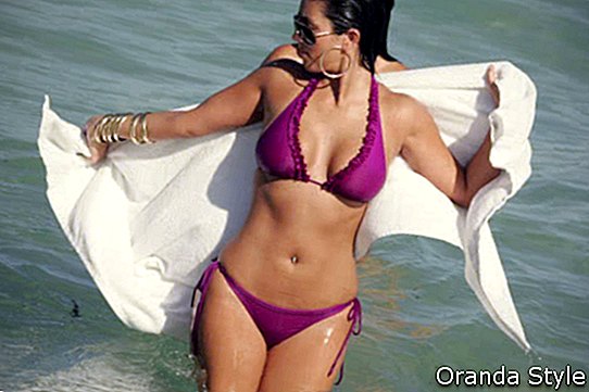 Kim Kardashian im lila Bikini 2