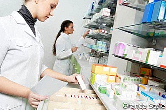 dvi vaistinės moterys vaistininkės, dirbančios vaistinėje