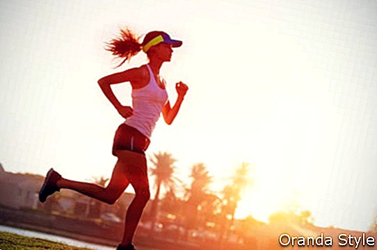 sziluettje egy nő sportoló fut a naplemente