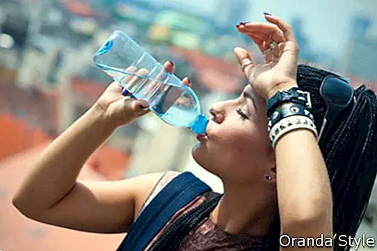 Weibliches Trinkwasser im Freien