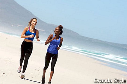 Sahilde koşu iki mutlu genç kadın portresi