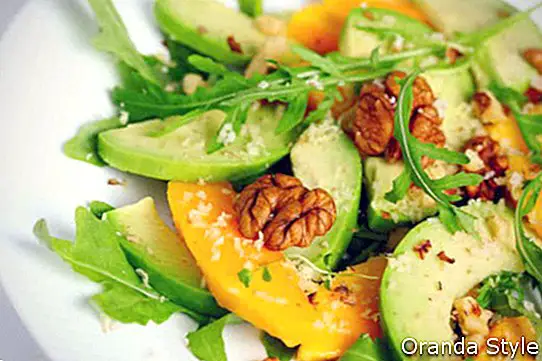 Grüner Salat mit Avocado und Bohnen