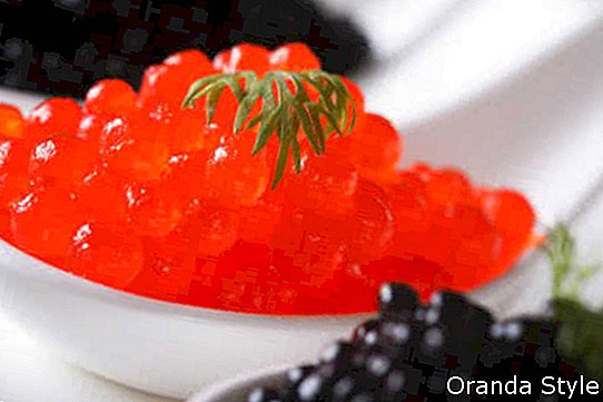 Delikatesse rot und schwarz Kaviar Fisch Makro in weißen Löffeln auf einem Teller