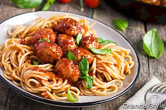 Spaghettiteigwaren mit Fleischklöschen und Tomatensauce