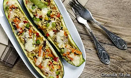 ucchini disumbat dengan salad sayuran couscous