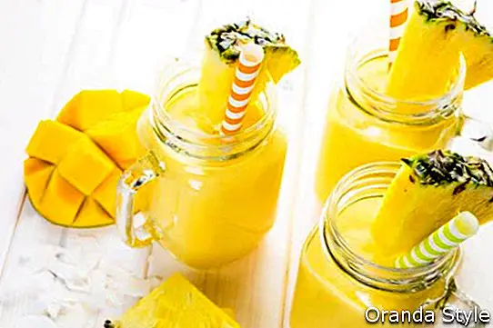 Erfrischender Mango-Ananas-Smoothie