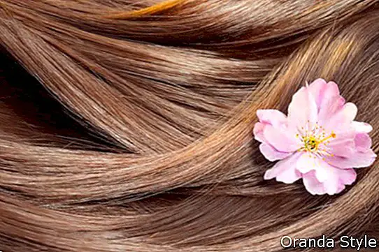 skinnende-brun-hår-med-blomst