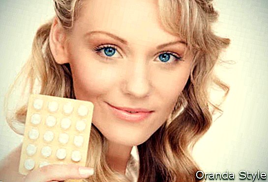 Nő tartja a fogamzásgátló tablettákat