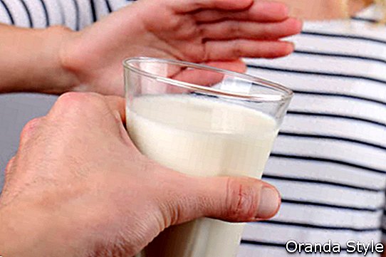 Dairy Intolerant Woman weigert sich, Milch zu trinken