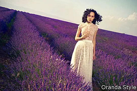 wanita di bidang lavender