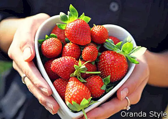 Erdbeeren in Herzschale