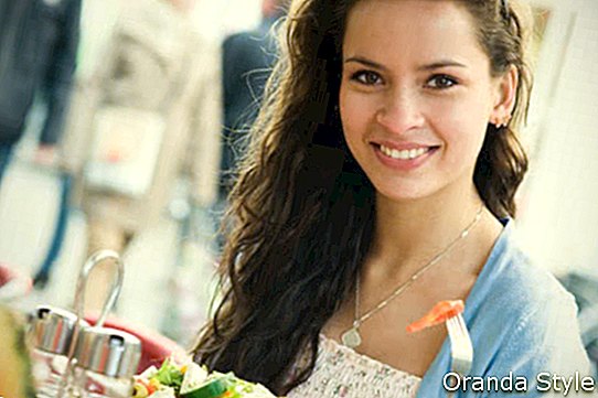 nő eszik egészséges saláta étteremben