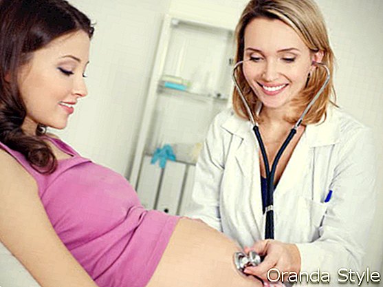 Ärztin und schwangere Frauen