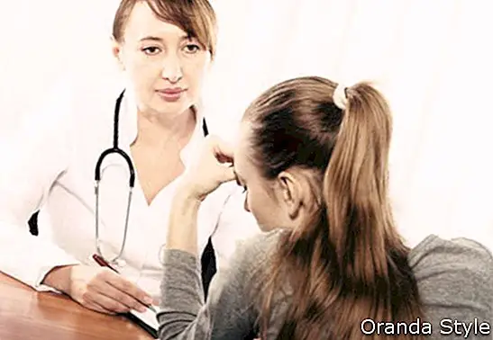 Doktor mit weiblichem Patienten