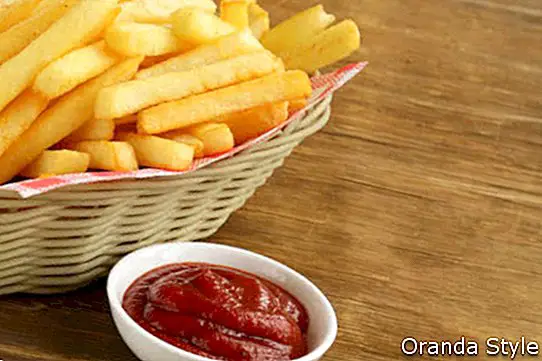 Traditionelle Pommes Frites mit Ketchup