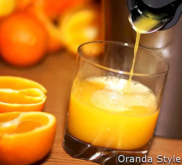 Orangensaft aus Orangenscheiben zubereiten