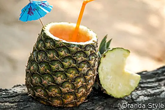 Exotisches Getränk in einer Ananas