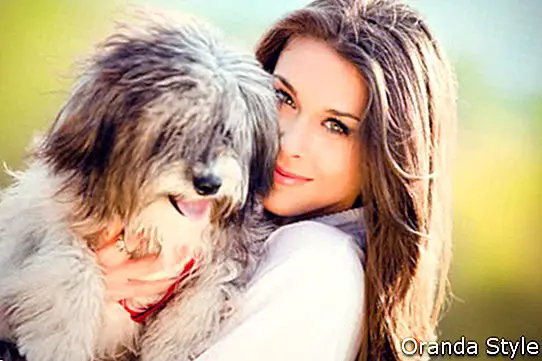 skaista jauna sieviete ar savu suni