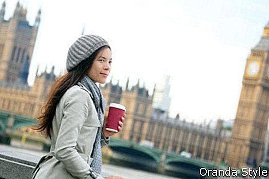 Frau trinkt Kaffee von Westminster Bridge