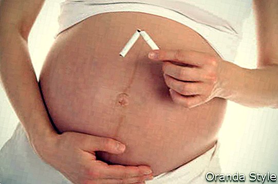 schwangere Frau hört auf zu rauchen