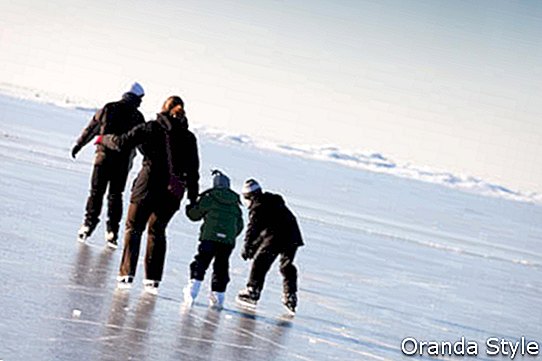 Familieneislauf in gefrorenem Meer der natürlichen Eisbahn