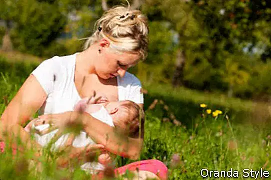 breartfeeding Mutter im Feld