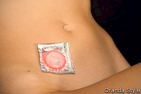 corpo femminile con preservativo