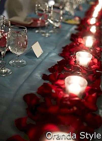 DIY-skarlát-Rose-szirmok-és gyertya-for-esküvő