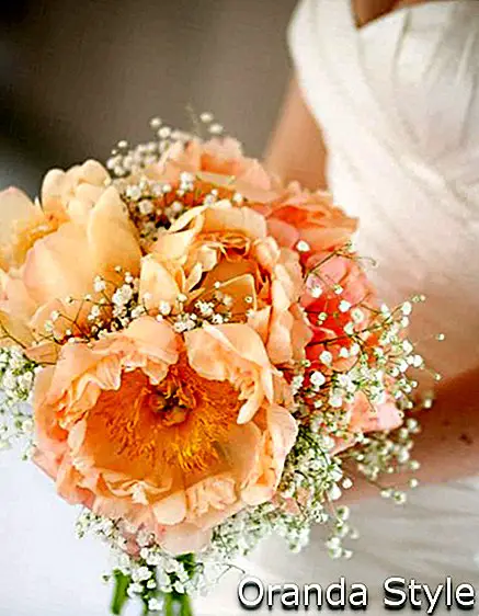 barackszínű esküvői virágok