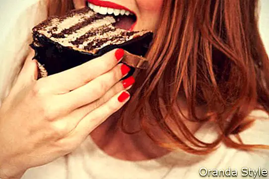 Frau isst Schokoladenkuchen