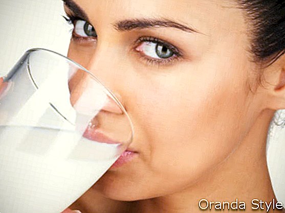 Csinos nő iszik tejet