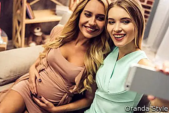 Selfie mit einer schwangeren Freundin