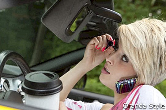 Gyönyörű fiatal nő elvonta a vezetés közben