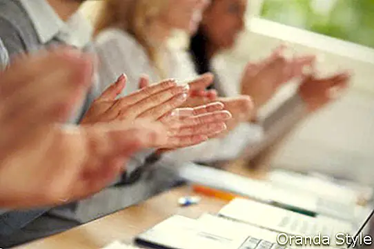 Студенти плескають руками за оплески після університетської лекції