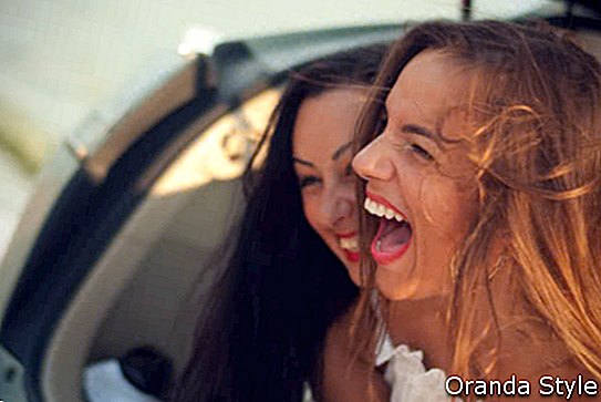 fiatal nők mosolyogva az autóban