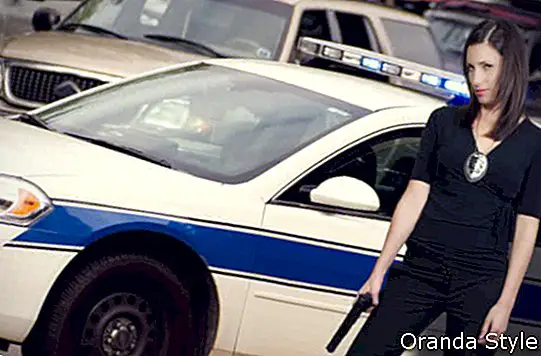 Polizeidetektivfrau heraus, die die Öffentlichkeit schützt und dient